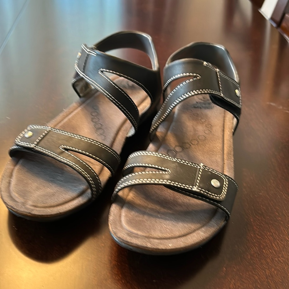 Knombu Sandals